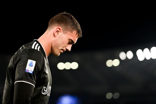 ROME, ITALY - APRIL 08: Dusan Vlahovic of Juventus looks down during the Serie A match between SS Lazio and Juventus at Stadio Olimpico on April 08, 2023 in Rome, Italy. (Photo by Daniele Badolato - Juventus FC/Juventus FC via Getty Images) Vlahovic, una big europea fa sul serio. E Allegri ne parla così in conferenza- immagine 2