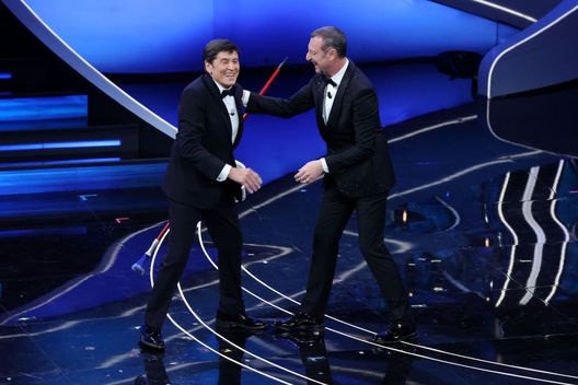 Con Amadeus a Sanremo sale sul palco anche l’Inter e il conduttore incassa gli sfottò- immagine 2