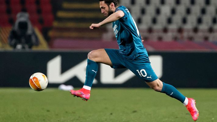 BELGRADE, SERBIA - FEBRUARY 18: Hakan Calhanoglu of AC Milan in action during the UEFA Europa League Round of 32 match between Crvena Zvezda and AC Milan at  on February 17, 2021 in Belgrade, Serbia. (Photo by Srdjan Stevanovic/Getty Images) 