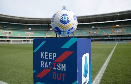 VERONA, ITALY - MARCH 21: The match ball is seen on a plinth with the words "Keep Racism Out" prior to the Serie A match between Hellas Verona FC and Atalanta BC at Stadio Marcantonio Bentegodi on March 21, 2021 in Verona, Italy. Sporting stadiums around Italy remain under strict restrictions due to the Coronavirus Pandemic as Government social distancing laws prohibit fans inside venues resulting in games being played behind closed doors. (Photo by Emilio Andreoli/Getty Images) serie a casini