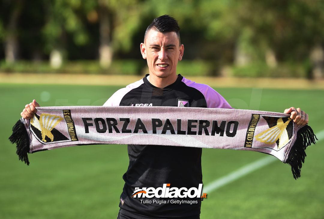  PALERMO, ITALY - AUGUST 16:  Cesar Falletti poses during his presentation as new player of US Citta' di Palermo at Carmelo Onorato training center on August 16, 2018 in Palermo, Italy.  (Photo by Tullio M. Puglia/Getty Images) 
