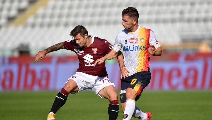 TURIN, ITALY - OCTOBER 28:  Karol Linetty (L) of Torino FC is challenged by Stefano Pettinari of US Lecce during the Coppa Italia match between Torino FC and US Lecce at Stadio Olimpico Grande Torino on October 28, 2020 in Turin, Italy.  (Photo by Valerio Pennicino/Getty Images) 