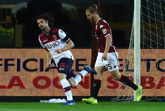  TURIN, ITALY - MARCH 16: Andrea Poli (L) of Bologna FC celebrates his goal during the Serie A match between Torino FC and Bologna FC at Stadio Olimpico di Torino on March 16, 2019 in Turin, Italy. (Photo by Marco Luzzani/Getty Images) 