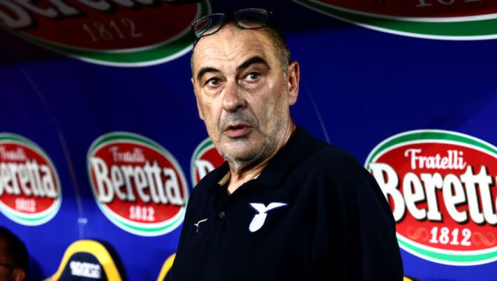 LECCE, ITALY - AUGUST 20: Head coach of Lazio Maurizio Sarri looks on before the Serie A TIM match between US Lecce and SS Lazio at Stadio Via del Mare on August 20, 2023 in Lecce, Italy. (Photo by Maurizio Lagana/Getty Images) Sarri: “Ecco cosa mi preoccupa! I nuovi fuori condizione, così come Felipe. Guendouzi e Kamada…” - immagine 1