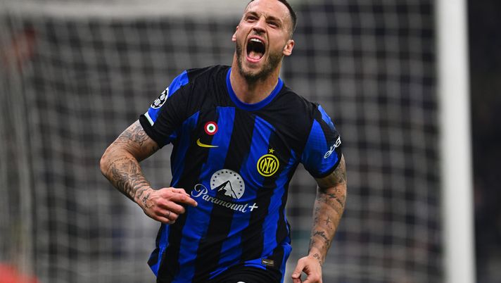 MILAN, ITALY - FEBRUARY 20: Marko Arnautovic of FC Internazionale celebrates after scoring their team's first goal during the UEFA Champions League 2023/24 round of 16 first leg match between FC Internazionale and Atletico Madrid at Stadio Giuseppe Meazza on February 20, 2024 in Milan, Italy. (Photo by Mattia Ozbot - Inter/Inter via Getty Images) News Udinese | Inzaghi ritrova un attaccante: Arnautovic punta i friulani - immagine 1