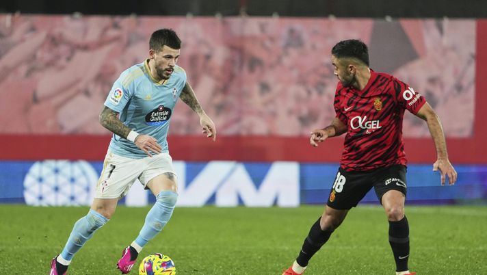 MALLORCA, SPAIN - JANUARY 20: Jaume Costa of RCD Mallorca and Carles Perez of RC Celta competes for the ball during the LaLiga Santander match between RCD Mallorca and RC Celta at Visit Mallorca Estadi on January 20, 2023 in Mallorca, Spain. (Photo by Rafa Babot/Getty Images) Calciomercato Torino, dalla Spagna: i granata seguono Carles Pérez - immagine 1