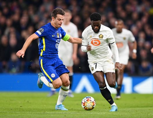 LONDON, ENGLAND - FEBRUARY 22: Jonathan Bamba of Lille OSC battles for possession with Cesar Azpilicueta of Chelsea during the UEFA Champions League Round Of Sixteen Leg One match between Chelsea FC and Lille OSC at Stamford Bridge on February 22, 2022 in London, England. (Photo by Shaun Botterill/Getty Images) Intrecci sugli esterni, Atalanta e Fiorentina guardano con interesse in Francia- immagine 2