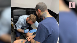 VIDEO De Rossi, il nuovo hobby dell’ex Roma: da futuro allenatore a “futuro tatuatore”. Guarda la sua opera
