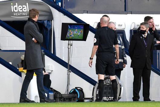 (Photo by Peter Powell - Pool/Getty Images) Arsenal-Brentford, l’errore costa carissimo all’addetto Var: Lee Mason non potrà più arbitrare in Premier- immagine 2
