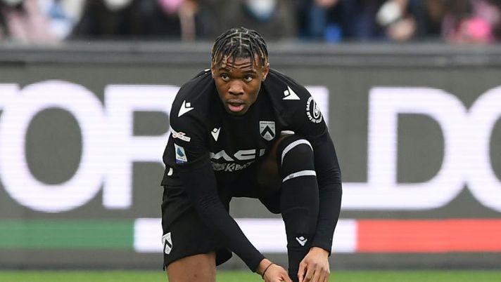 NAPLES, ITALY - MARCH 19: Destiny Udogie of Udinese Calcio during the Serie A match between SSC Napoli and Udinese Calcio at Stadio Diego Armando Maradona on March 19, 2022 in Naples, Italy. (Photo by Francesco Pecoraro/Getty Images) Udogie: “Juve? All’Udinese sto bene. Gol, assist, Soppy e chi mi ha colpito tra i nuovi” - immagine 1