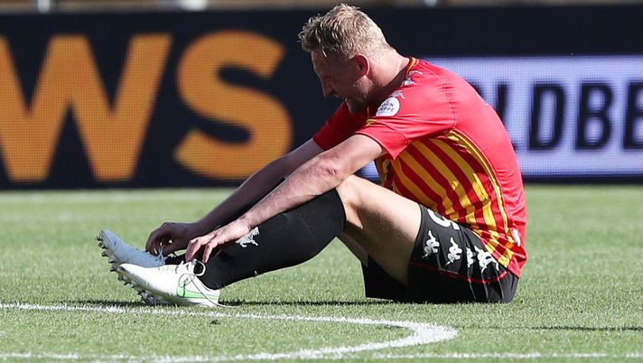 BENEVENTO, ITALY - MAY 09: Kamil Glik of Benevento Calcio stands disappointed after the Serie A match between Benevento Calcio and Cagliari Calcio at Stadio Ciro Vigorito on May 09, 2021 in Benevento, Italy. Sporting stadiums around Italy remain under strict restrictions due to the Coronavirus Pandemic as Government social distancing laws prohibit fans inside venues resulting in games being played behind closed doors. (Photo by Francesco Pecoraro/Getty Images) BENEVENTO, ITALY - MAY 09: Kamil Glik of Benevento Calcio stands disappointed after the Serie A match between Benevento Calcio and Cagliari Calcio at Stadio Ciro Vigorito on May 09, 2021 in Benevento, Italy. Sporting stadiums around Italy remain under strict restrictions due to the Coronavirus Pandemic as Government social distancing laws prohibit fans inside venues resulting in games being played behind closed doors. (Photo by Francesco Pecoraro/Getty Images)