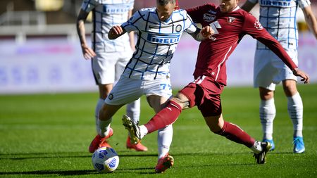 TURIN, ITALY - MARCH 14: Marcelo Brozovic of Internazionale is challenged by Antonio Sanabria of Torino FC during the Serie A match between Torino FC and FC Internazionale at Stadio Olimpico di Torino on March 14, 2021 in Turin, Italy. Sporting stadiums around Italy remain under strict restrictions due to the Coronavirus Pandemic as Government social distancing laws prohibit fans inside venues resulting in games being played behind closed doors. (Photo by Valerio Pennicino/Getty Images) TURIN, ITALY - MARCH 14: Marcelo Brozovic of Internazionale is challenged by Antonio Sanabria of Torino FC during the Serie A match between Torino FC and FC Internazionale at Stadio Olimpico di Torino on March 14, 2021 in Turin, Italy. Sporting stadiums around Italy remain under strict restrictions due to the Coronavirus Pandemic as Government social distancing laws prohibit fans inside venues resulting in games being played behind closed doors. (Photo by Valerio Pennicino/Getty Images)