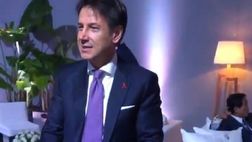 VIDEO/ Il Premier Conte si dà al calcio: palleggi e tacco al volo, guardare per credere