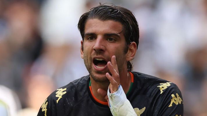 TURIN, ITALY - MAY 01: Pietro Ceccaroni of Venezia FC organizes the defence during the Serie A match between Juventus and Venezia FC at Allianz Stadium on May 01, 2022 in Turin, Italy. (Photo by Jonathan Moscrop/Getty Images) Ceccaroni può restare in Serie A, contatti in corso. L’Empoli chiude per un giovane della Juve - immagine 1