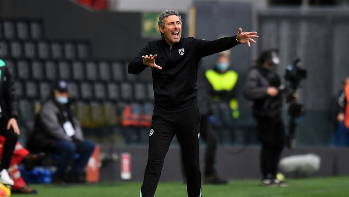UDINE, ITALY - NOVEMBER 28: Luca Gotti head coach of Udinese Calcio issues instructions to his players during the Serie A match between Udinese Calcio and Genoa CFC at Dacia Arena on November 28, 2021 in Udine, Italy. (Photo by Alessandro Sabattini/Getty Images) News Udinese – Gotti punta tre bianconeri: rassegna stampa- immagine 1