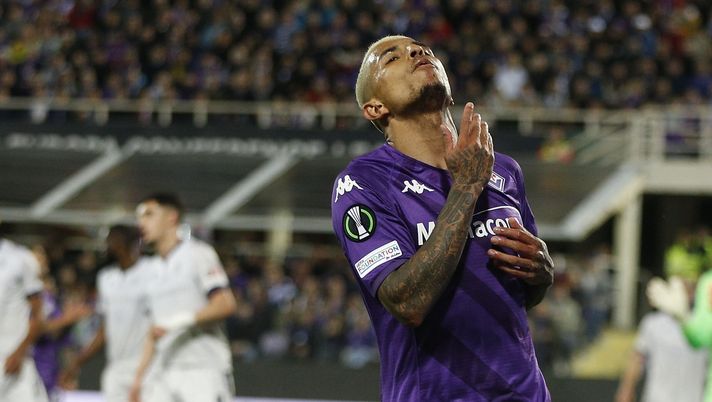 FLORENCE, ITALY - MAY 11: Domilson Cordeiro dos Santos known as Dodo of ACF Fiorentina shows hid dejection during the UEFA Europa Conference League semi-final first leg match between ACF Fiorentina and FC Basel at Poznan Stadium on May 11, 2023 in Florence, Italy. (Photo by Gabriele Maltinti/Getty Images) Gazzetta: “Ribaltone? Non impossibile, ma se la Fiorentina è questa sarà dura” - immagine 1