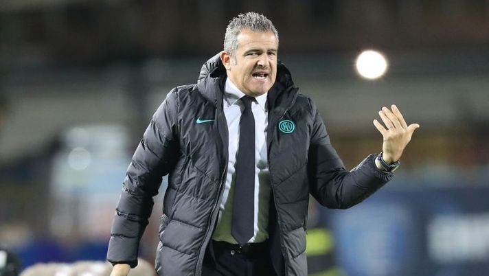 EMPOLI, ITALY - OCTOBER 27: Massimiliano Farris vice-manager of FC Internazionale gestures during the Serie A match between Empoli FC and FC Internazionale at Stadio Carlo Castellani on October 27, 2021 in Empoli, Italy. (Photo by Gabriele Maltinti/Getty Images) Vice Inzaghi: “Perisic fuori per precauzione, ma abbiamo Gosens. Lautaro ha sofferto, Barella…” - immagine 1