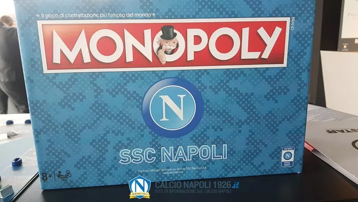 Il Napoli presenta Monopoly: il gioco diventa azzurro. Formisano scherza:  “Facciamo costruire qui qualche stadio”