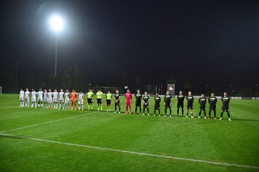 Il minuto di raccoglimento in memoria di Sinisa Mihajlovic Il minuto di raccoglimento in memoria di Sinisa Mihajlovic