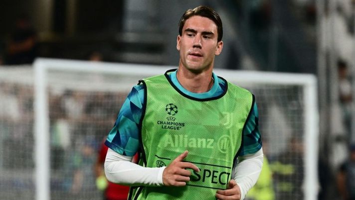 Juventus' Serbian forward Dusan Vlahovic warms up prior to the UEFA Champions League Group H football match between Juventus and Benfica on September 14, 2022 at the Juventus stadium in Turin. (Photo by Vincenzo PINTO / AFP) (Photo by VINCENZO PINTO/AFP via Getty Images) Juve, Vlahovic entro 36 ore alla Continassa: tra esami per la pubalgia e voglia di riscatto - immagine 1