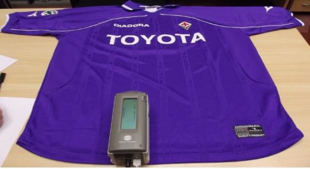 La maglia della Fiorentina del 2000, tendente al blu La maglia della Fiorentina del 2000, tendente al blu
