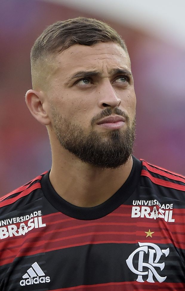 RIO DE JANEIRO, BRAZIL - DECEMBER 01: Leo Duarte of Flamengo listen the national anthem before the match between Flamengo and Atletico-PR as part of Brasileirao Series A 2018 at Maracana Stadium on December 01, 2018 in Rio de Janeiro, Brazil. (Photo by Alexandre Loureiro/Getty Images) 
