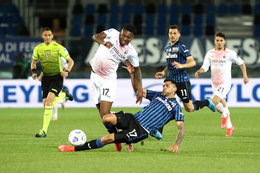  BERGAMO, ITALY - MAY 23: Rafael Leao of A.C. Milan is tackled by Cristian Romero of Atalanta B.C. during the Serie A match between Atalanta BC and AC Milan at Gewiss Stadium on May 23, 2021 in Bergamo, Italy. Sporting stadiums around Italy remain under strict restrictions due to the Coronavirus Pandemic as Government social distancing laws prohibit fans inside venues resulting in games being played behind closed doors. (Photo by Marco Luzzani/Getty Images) 