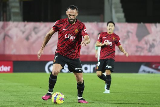 MALLORCA, SPAIN - MARCH 31: Vedat Muriqi of RCD Mallorca controls the ball during the LaLiga Santander match between RCD Mallorca and CA Osasuna at Visit Mallorca Estadi on March 31, 2023 in Mallorca, Spain. (Photo by Rafa Babot/Getty Images) Maiorca