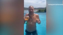 VIDEO / Adriano, che vita! Drink e balletto in piscina