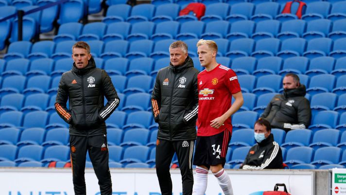 BRIGHTON, ENGLAND - SEPTEMBER 26: Ole Gunnar Solskjaer, Manager of Manchester United speaks with Donny Van De Beek of Manchester United as he prepares to be substituted on during the Premier League match between Brighton & Hove Albion and Manchester United at American Express Community Stadium on September 26, 2020 in Brighton, England. Sporting stadiums around the UK remain under strict restrictions due to the Coronavirus Pandemic as Government social distancing laws prohibit fans inside venues resulting in games being played behind closed doors. (Photo by John Sibley - Pool/Getty Images) BRIGHTON, ENGLAND - SEPTEMBER 26: Ole Gunnar Solskjaer, Manager of Manchester United speaks with Donny Van De Beek of Manchester United as he prepares to be substituted on during the Premier League match between Brighton & Hove Albion and Manchester United at American Express Community Stadium on September 26, 2020 in Brighton, England. Sporting stadiums around the UK remain under strict restrictions due to the Coronavirus Pandemic as Government social distancing laws prohibit fans inside venues resulting in games being played behind closed doors. (Photo by John Sibley - Pool/Getty Images)