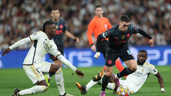 MADRID, SPAIN - APRIL 09: Phil Foden of Manchester City attempts to move away from Eduardo Camavinga of Real Madrid during the UEFA Champions League quarter-final first leg match between Real Madrid CF and Manchester City at Estadio Santiago Bernabeu on April 09, 2024 in Madrid, Spain. (Photo by Clive Brunskill/Getty Images) (Photo by Clive Brunskill/Getty Images) Real-City, spot anti-noia - immagine 1
