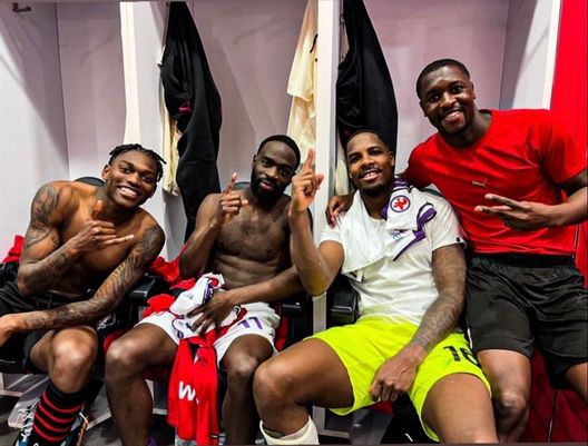 Maignan e gli auguri a Ikone: il viola nello spogliatoio del Milan (FOTO)