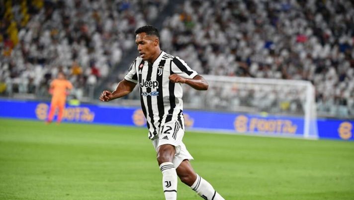 Juventus' Brazilian defender Alex Sandro controls the ball during the Italian Serie A football match Juventus vs Empoli at Allianz Stadium in Turin, on August 28, 2021. (Photo by Isabella BONOTTO / AFP) (Photo by ISABELLA BONOTTO/AFP via Getty Images) Juve, la Gazzetta: “Alex Sandro è destinato alla lista cedibili. Ha un ingaggio enorme” - immagine 1