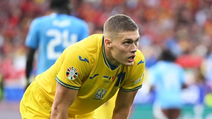 STUTTGART, GERMANY - JUNE 26: Artem Dovbyk of Ukraine reacts during the UEFA EURO 2024 group stage match between Ukraine and Belgium at Stuttgart Arena on June 26, 2024 in Stuttgart, Germany. (Photo by Clive Mason/Getty Images) Dovbyk salta il match in nazionale contro il Belgio ma nessun allarme: il motivo - immagine 1