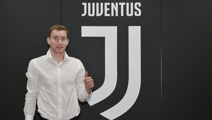 TURIN, ITALY - JANUARY 02: Juventus' new player Dejan Kulusevski poses on January 02, 2020 in Turin, Italy. (Photo by Daniele Badolato - Juventus FC/Juventus FC via Getty Images) Kulusevski: “No all’Inter per Conte! Vi svelo cosa mi disse Ronaldo. Mi ero stirato, io dal 30 giugno…”- immagine 1