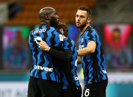 MILAN, ITALY - JANUARY 26: Nicolo Barella and Stefan de Vrij of FC Internazionale hold back Romelu Lukaku of FC Internazionale as he reacts to challenge during the Coppa Italia match between FC Internazionale and AC Milan at Stadio Giuseppe Meazza on January 26, 2021 in Milan, Italy. Sporting stadiums around Italy remain under strict restrictions due to the Coronavirus Pandemic as Government social distancing laws prohibit fans inside venues resulting in games being played behind closed doors. (Photo by Marco Luzzani/Getty Images) MILAN, ITALY - JANUARY 26: Nicolo Barella and Stefan de Vrij of FC Internazionale hold back Romelu Lukaku of FC Internazionale as he reacts to challenge during the Coppa Italia match between FC Internazionale and AC Milan at Stadio Giuseppe Meazza on January 26, 2021 in Milan, Italy. Sporting stadiums around Italy remain under strict restrictions due to the Coronavirus Pandemic as Government social distancing laws prohibit fans inside venues resulting in games being played behind closed doors. (Photo by Marco Luzzani/Getty Images)