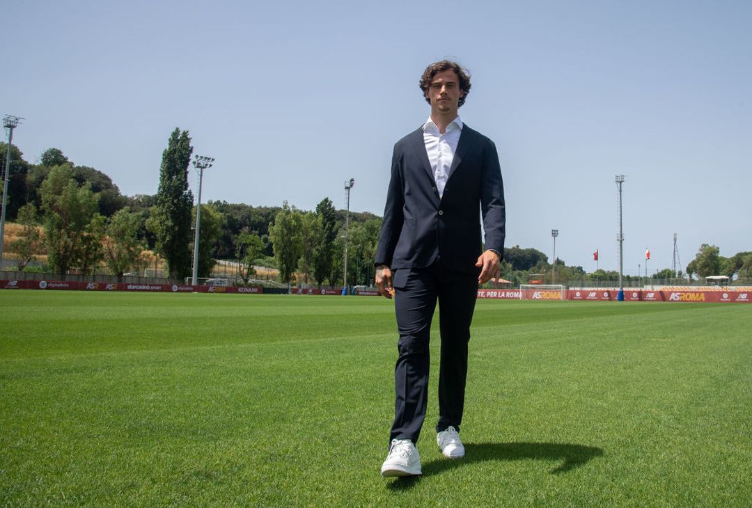 Ecco Svilar: gli scatti tra arrivo, firma e nuova maglia a Trigoria – FOTO GALLERY - immagine 5
