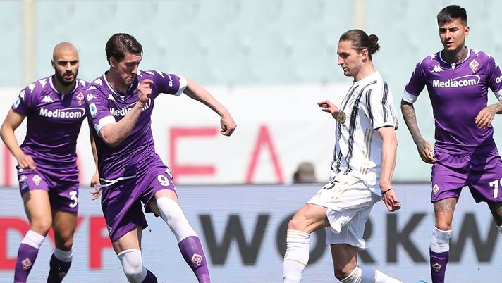 FLORENCE, ITALY - APRIL 25: Dusan Vlahovic of ACF Fiorentina in action against Adrien Rabiot of Juventus during the Serie A match between ACF Fiorentina and Juventus at Stadio Artemio Franchi on April 25, 2021 in Florence, Italy. Sporting stadiums around Italy remain under strict restrictions due to the Coronavirus Pandemic as Government social distancing laws prohibit fans inside venues resulting in games being played behind closed doors.  (Photo by Gabriele Maltinti/Getty Images) 