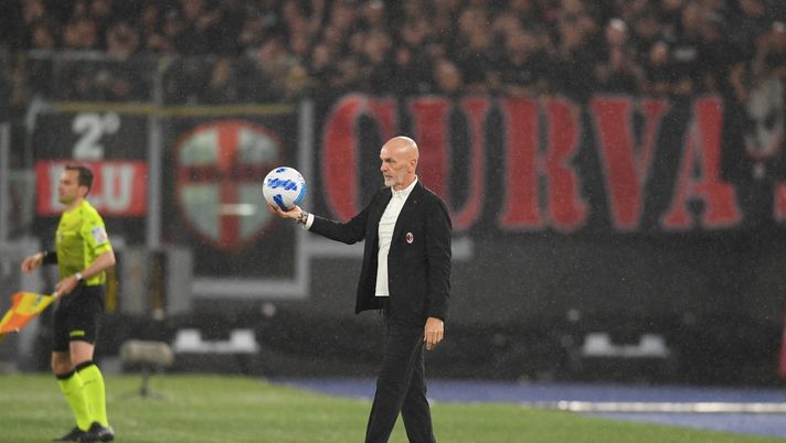 ROME, ITALY - APRIL 24: Head coach of AC Milan Stefano Pioli reacts during the Serie A match between SS Lazio and AC Milan at Stadio Olimpico on April 24, 2022 in Rome, Italy. (Photo by Claudio Villa/AC Milan via Getty Images) ROME, ITALY - APRIL 24: Head coach of AC Milan Stefano Pioli reacts during the Serie A match between SS Lazio and AC Milan at Stadio Olimpico on April 24, 2022 in Rome, Italy. (Photo by Claudio Villa/AC Milan via Getty Images)