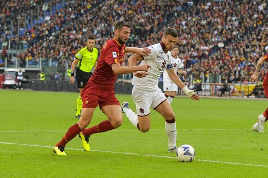 ROME, ITALY - NOVEMBER 13: Bryan Cristante of AS Roma competes for the ball during the Serie A match between AS Roma and Torino FC at Stadio Olimpico on November 13, 2022 in Rome, Italy. (Photo by Fabio Rossi/AS Roma via Getty Images) Torino, dopo 15 giornate è il quarto rendimento del decennio. Ma i gol fatti…- immagine 3