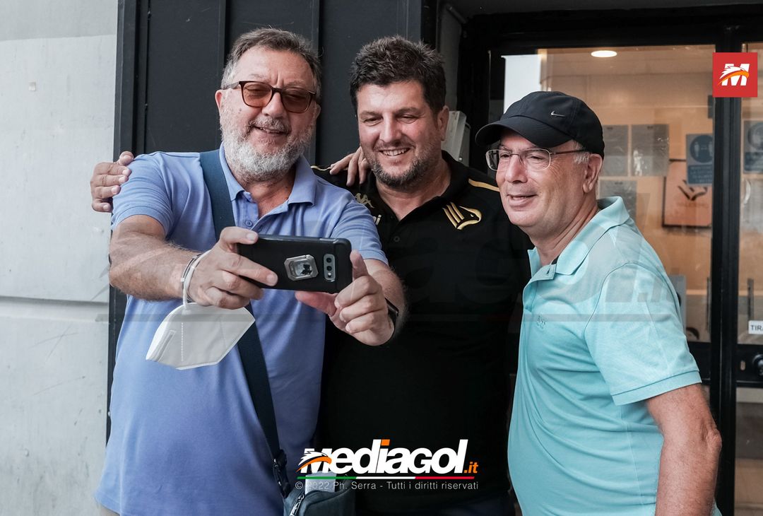 FOTO RITIRO PALERMO, Mister Baldini scatta selfie con i tifosi (Gallery)- immagine 1