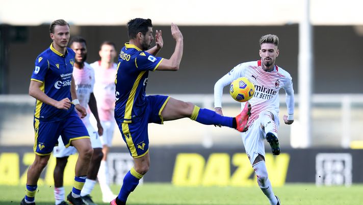 VERONA, ITALY - MARCH 07: Miguel Veloso of Hellas Verona and Samu Castillejo of A.C. Milan battle for possession during the Serie A match between Hellas Verona FC and AC Milan at Stadio Marcantonio Bentegodi on March 07, 2021 in Verona, Italy. Sporting stadiums around Italy remain under strict restrictions due to the Coronavirus Pandemic as Government social distancing laws prohibit fans inside venues resulting in games being played behind closed doors. (Photo by Alessandro Sabattini/Getty Images) Veloso a DAZN – “Il Milan prepara molto bene le partite. Non sarà facile” - immagine 1
