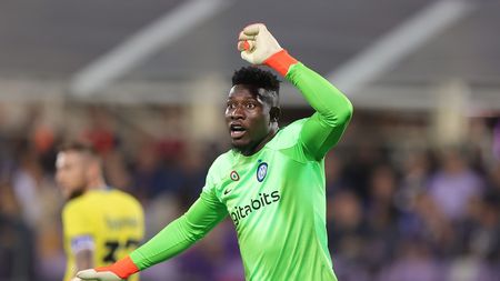 FLORENCE, ITALY - OCTOBER 22: André Onana goalkeeper of FC Internazionale gestures during the Serie A match between ACF Fiorentina and FC Internazionale at Stadio Artemio Franchi on October 22, 2022 in Florence, Italy. (Photo by Gabriele Maltinti/Getty Images) Onana