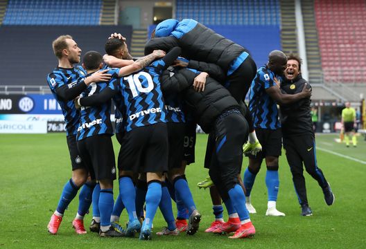 MILAN, ITALY - APRIL 11: Matteo Darmian of FC Internazionale celebrates with team mates and Antonio Conte (R), Head Coach of FC Internazionale after scoring the opening goal during the Serie A match between FC Internazionale and Cagliari Calcio at Stadio Giuseppe Meazza on April 11, 2021 in Milan, Italy. (Photo by Marco Luzzani/Getty Images) MILAN, ITALY - APRIL 11: Matteo Darmian of FC Internazionale celebrates with team mates and Antonio Conte (R), Head Coach of FC Internazionale after scoring the opening goal during the Serie A match between FC Internazionale and Cagliari Calcio at Stadio Giuseppe Meazza on April 11, 2021 in Milan, Italy. (Photo by Marco Luzzani/Getty Images)