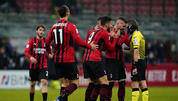 MILAN, ITALY - JANUARY 17: AC Milan players react with the referee during the Serie A match between AC Milan and Spezia Calcio at Stadio Giuseppe Meazza on January 17, 2022 in Milan, Italy. (Photo by Pier Marco Tacca/AC Milan via Getty Images)