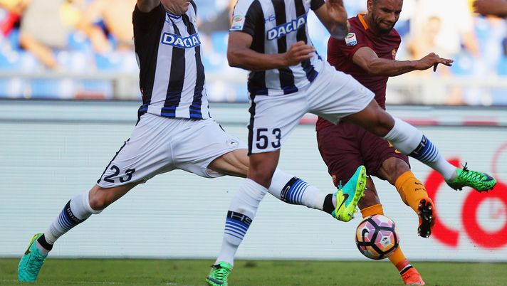 ROME, ITALY - AUGUST 20: Bruno Peres (R) of AS Roma kicks the ball the Serie A match between AS Roma and Udinese Calcio at Olimpico Stadium on August 20, 2016 in Rome, Italy. (Photo by Paolo Bruno/Getty Images) ROME, ITALY - AUGUST 20: Bruno Peres (R) of AS Roma kicks the ball the Serie A match between AS Roma and Udinese Calcio at Olimpico Stadium on August 20, 2016 in Rome, Italy. (Photo by Paolo Bruno/Getty Images)
