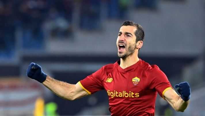 Roma's Armenian midfielder Henrikh Mkhitaryan celebrates after scoring his team's second goal during the Serie A football match beetween AS Roma and Juventus at the Olympic stadium in Rome on January 9, 2022. (Photo by Alberto PIZZOLI / AFP) (Photo by ALBERTO PIZZOLI/AFP via Getty Images) Roma, le ultime da Sky: “Oliveira è titolare, Ibanez e Zalewski dal primo minuto” - immagine 1