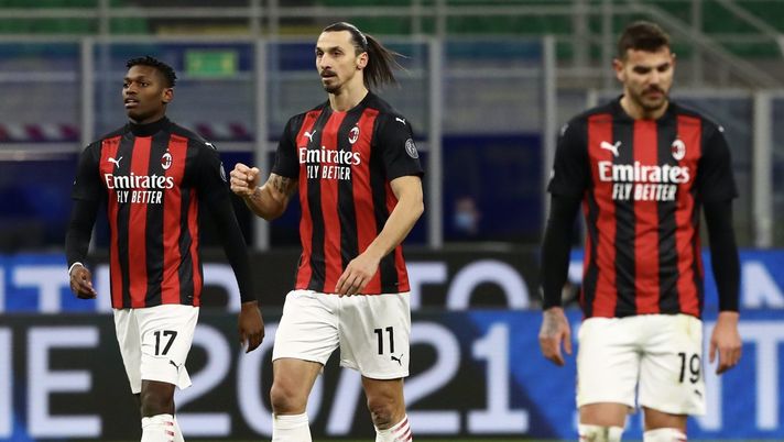 Rafael Leao, Zlatan Ibrahimovic e Theo Hernández, giocatori dell'AC Milan, durante il derby Inter-Milan 2-1 (Coppa Italia 2020-2021) | News (Getty Images) 