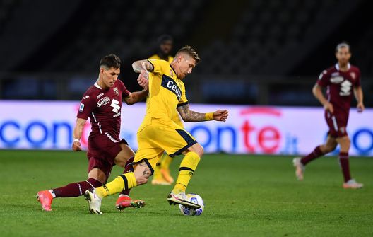 TURIN, ITALY - MAY 03: Juraj Kucka of Parma Calcio 1913 runs with the ball whilst under pressure from Sasa Lukic of Torino FC during the Serie A match between Torino FC and Parma Calcio at Stadio Olimpico di Torino on May 03, 2021 in Turin, Italy. Sporting stadiums around Italy remain under strict restrictions due to the Coronavirus Pandemic as Government social distancing laws prohibit fans inside venues resulting in games being played behind closed doors. (Photo by Valerio Pennicino/Getty Images) TURIN, ITALY - MAY 03: Juraj Kucka of Parma Calcio 1913 runs with the ball whilst under pressure from Sasa Lukic of Torino FC during the Serie A match between Torino FC and Parma Calcio at Stadio Olimpico di Torino on May 03, 2021 in Turin, Italy. Sporting stadiums around Italy remain under strict restrictions due to the Coronavirus Pandemic as Government social distancing laws prohibit fans inside venues resulting in games being played behind closed doors. (Photo by Valerio Pennicino/Getty Images)