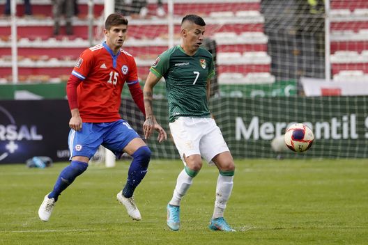 LA PAZ, BOLIVIA - FEBRUARY 01: Juan Carlos Arce of Bolivia controls the ball against Benjamín Kuscevic of Chile during a match between Bolivia and Chile as part of FIFA World Cup Qatar 2022 Qualifiers at Hernando Siles Stadium on February 01, 2022 in La Paz, Bolivia. (Photo by Javier Mamani/Getty Images) Qualcosa si muove in difesa: seguito un centrale del Palmeiras- immagine 2